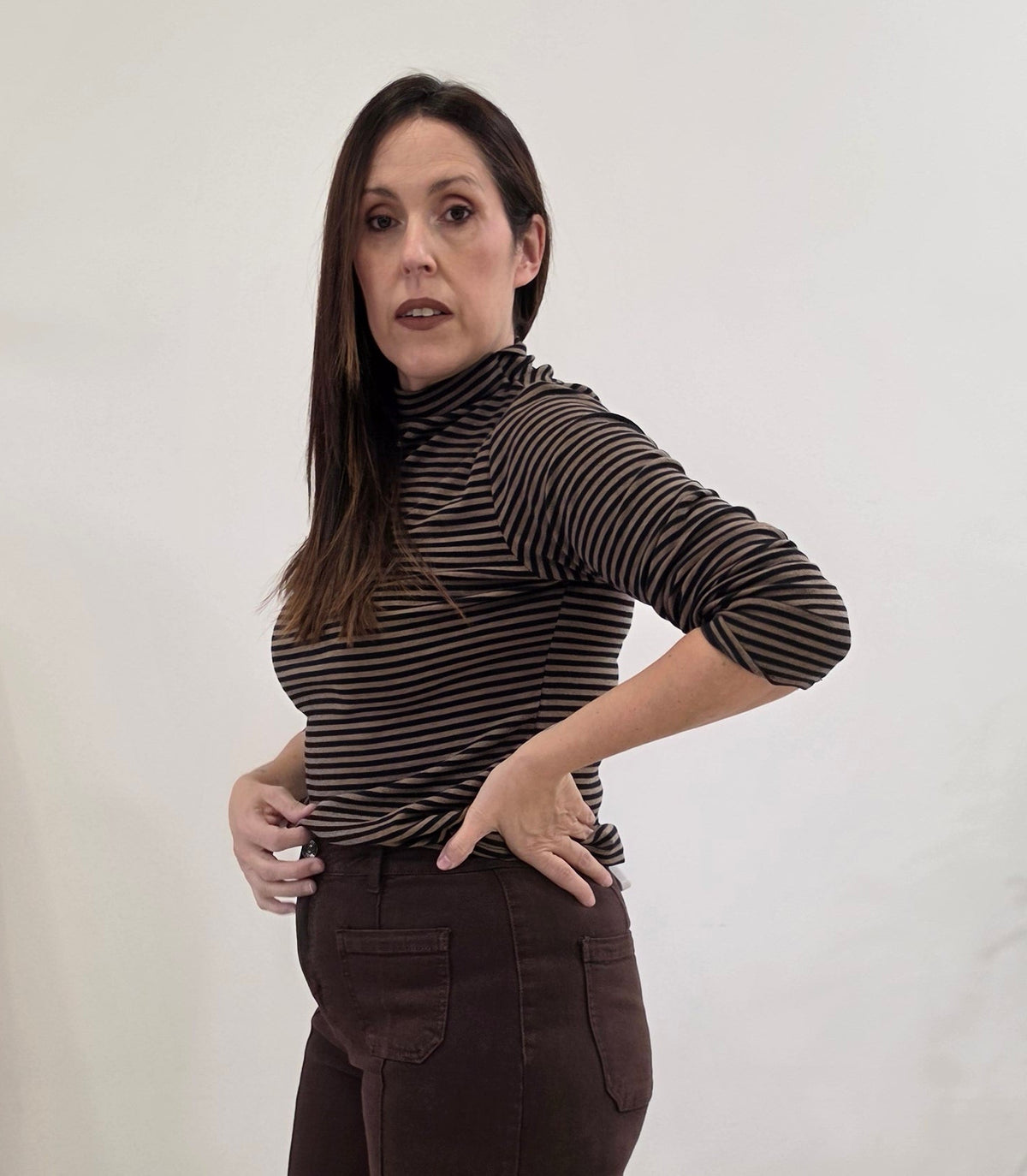 CAMISETA MARRÓN Y NEGRO