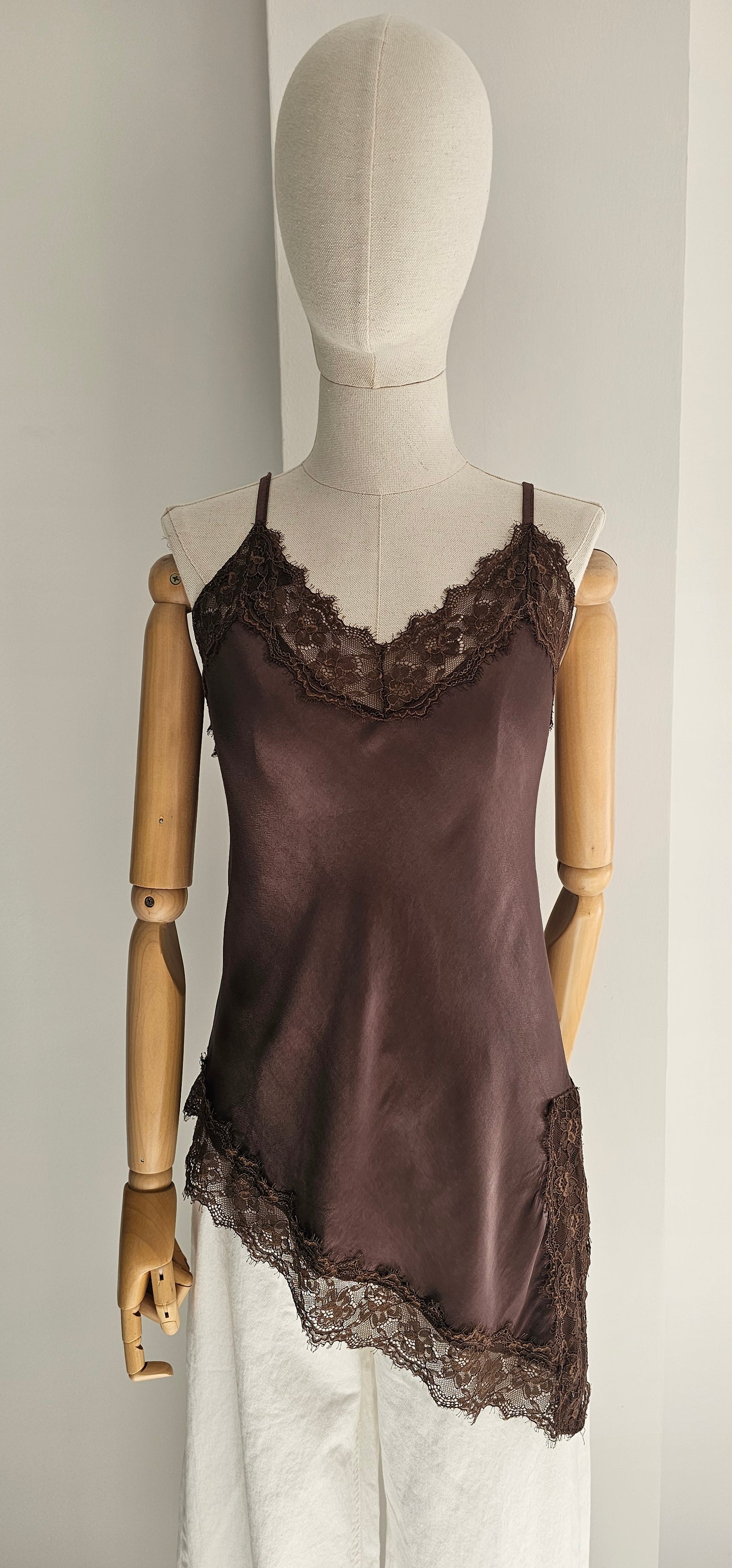 TOP LENCERO ASIMÉTRICO CHOCO