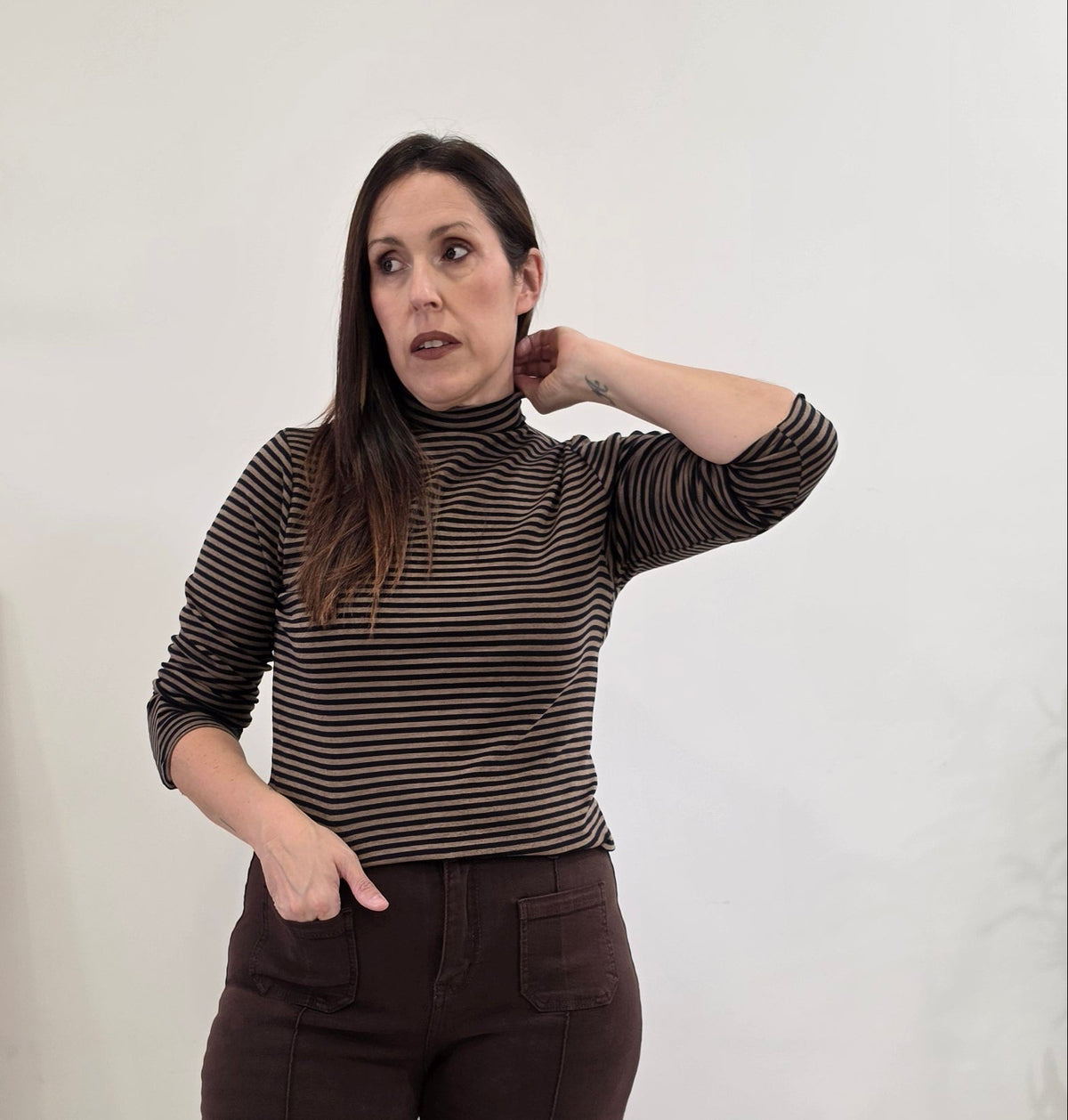 CAMISETA MARRÓN Y NEGRO