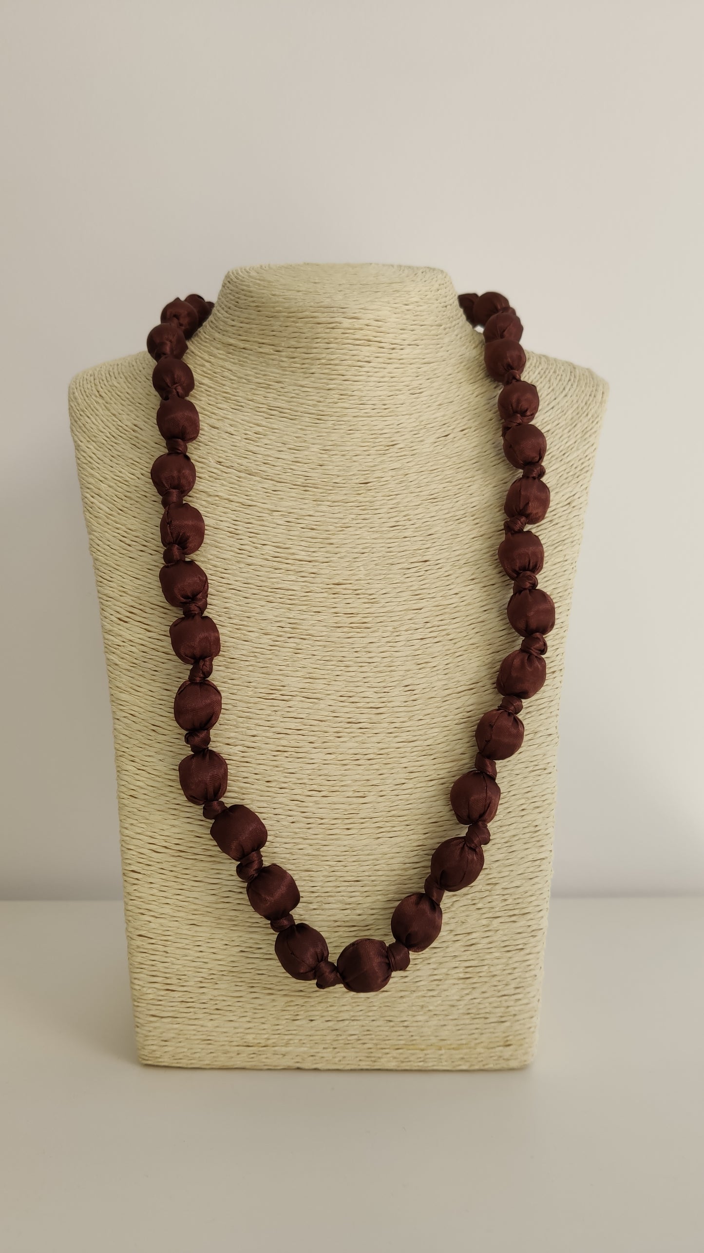 COLLAR BOLITAS CHOCO