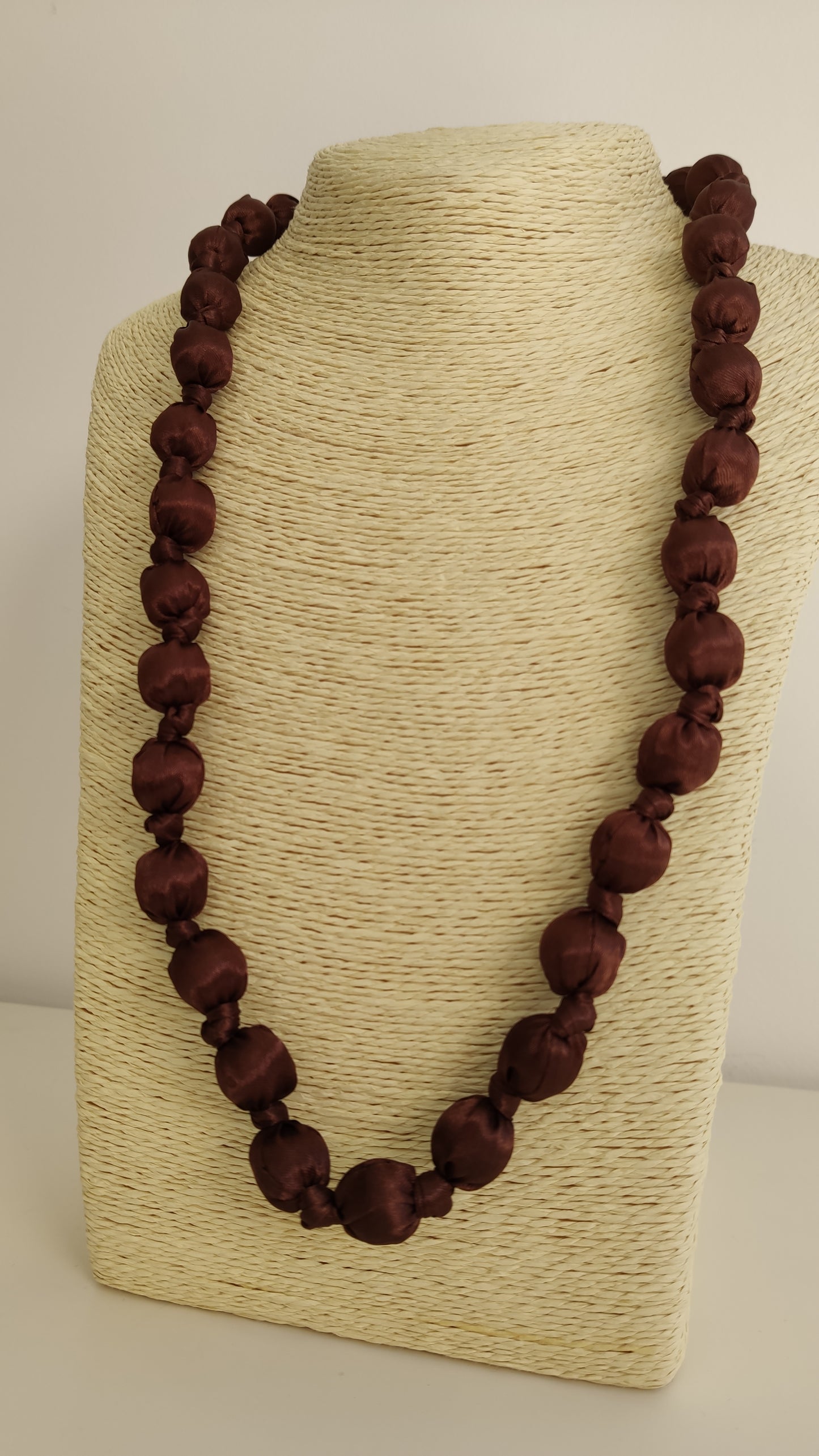 COLLAR BOLITAS CHOCO