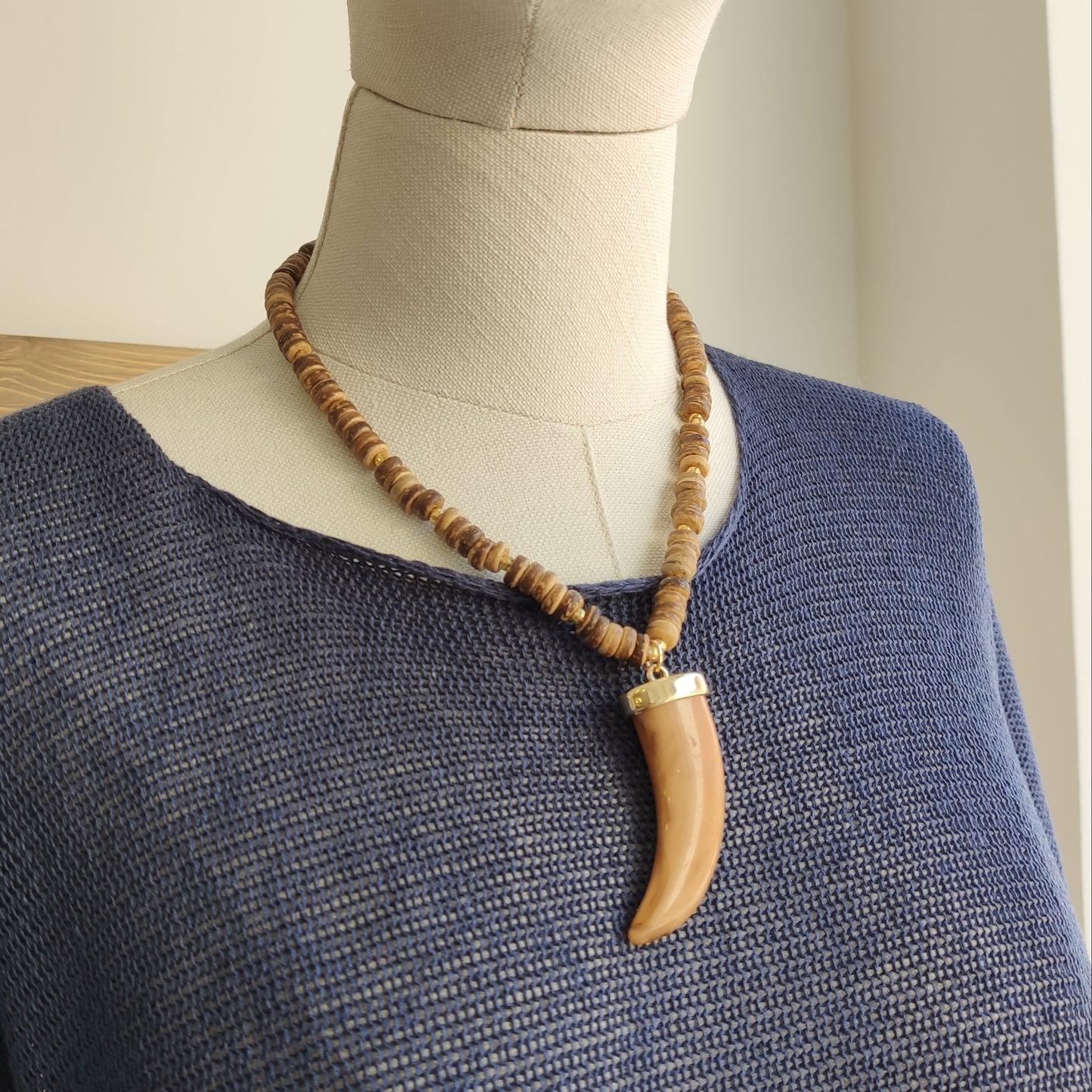 COLLAR CUERNO MADERA