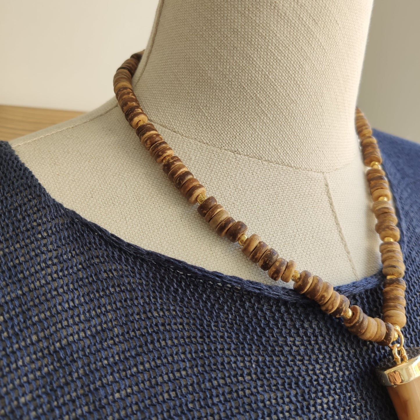 COLLAR CUERNO MADERA
