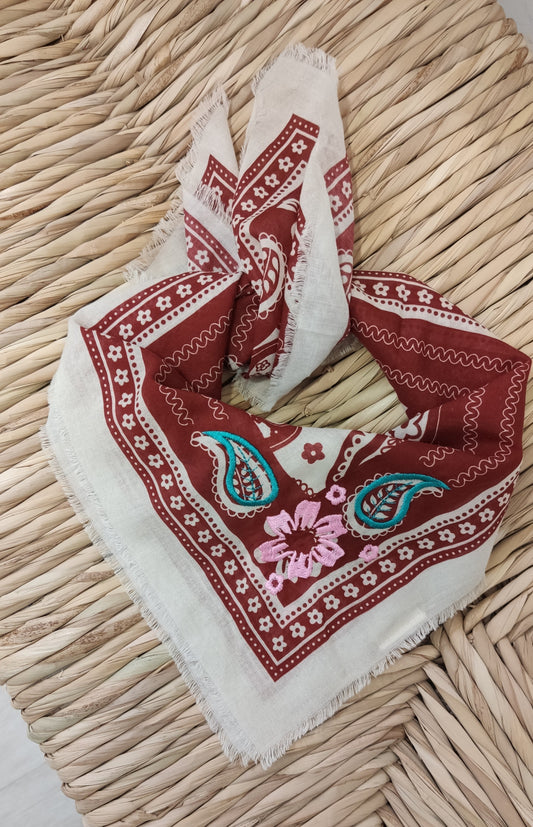 PAÑUELO BORDADO