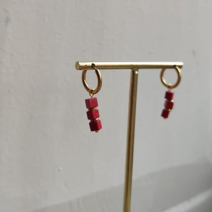 PENDIENTE CUBO ROJO