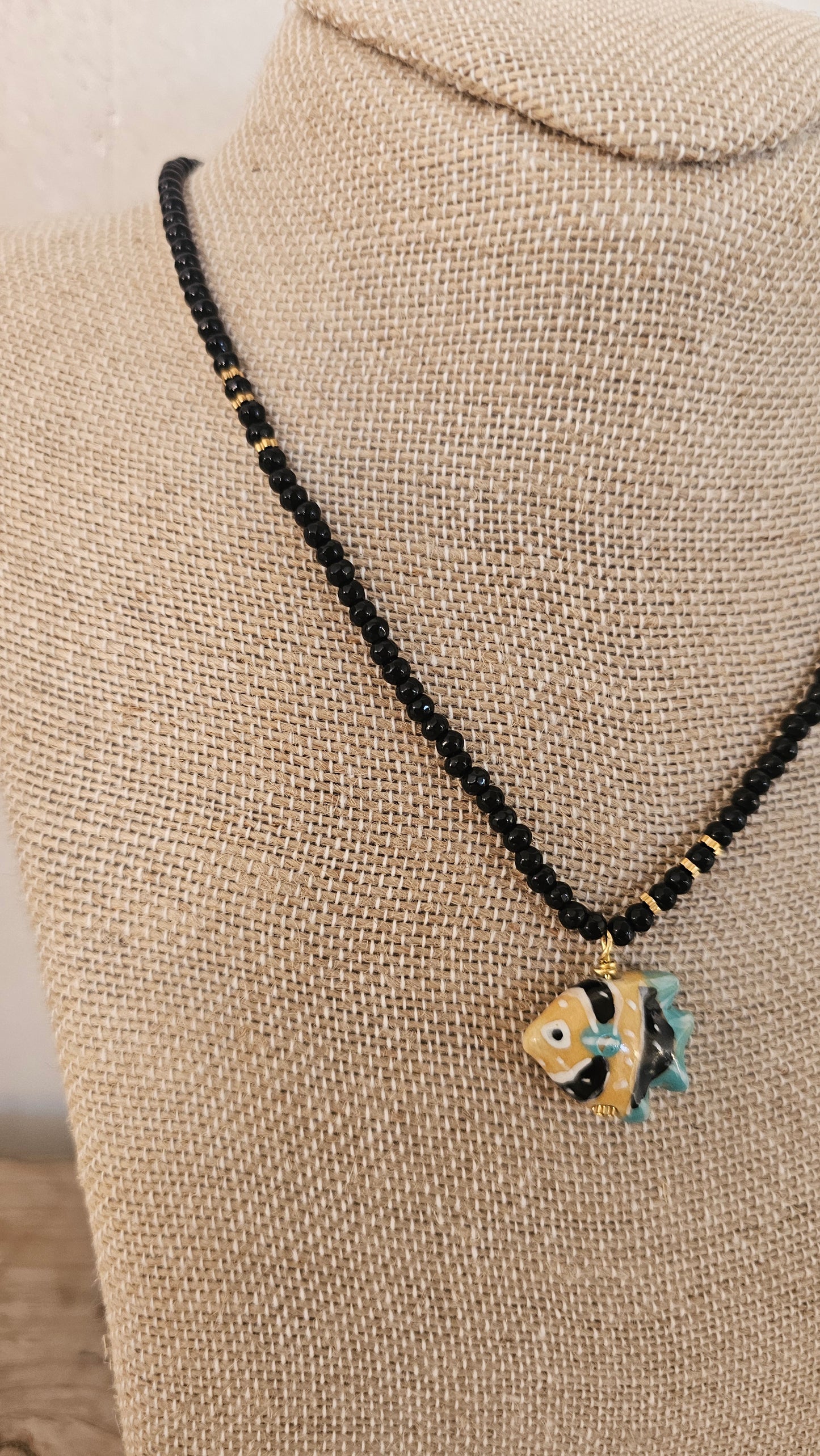 COLLAR PEZ NEGRO