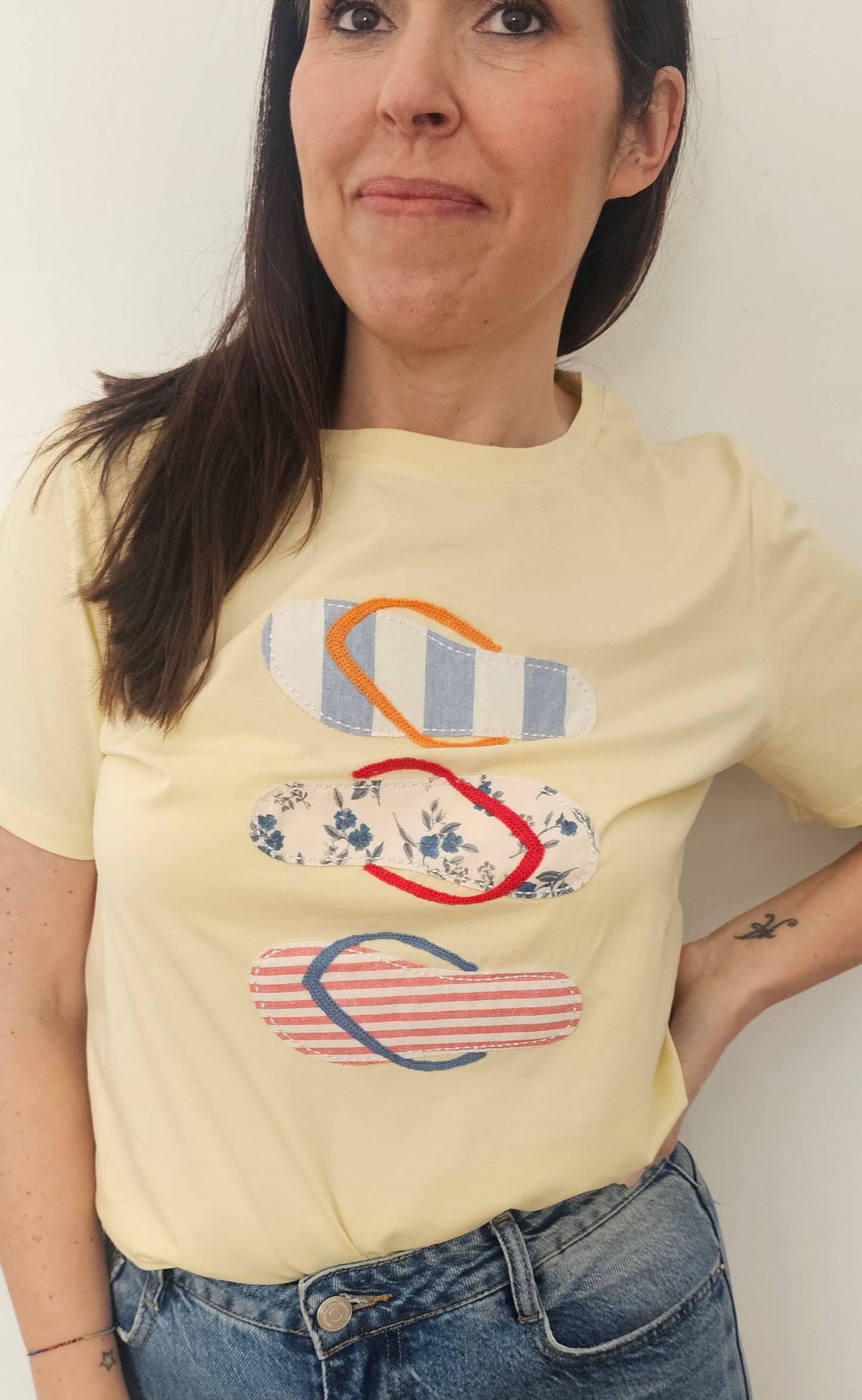 CAMISETA CHANCLAS ANARILLAS