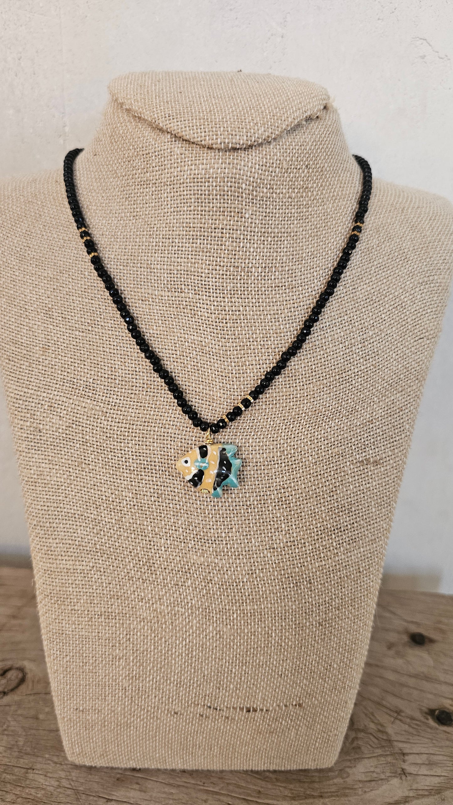 COLLAR PEZ NEGRO