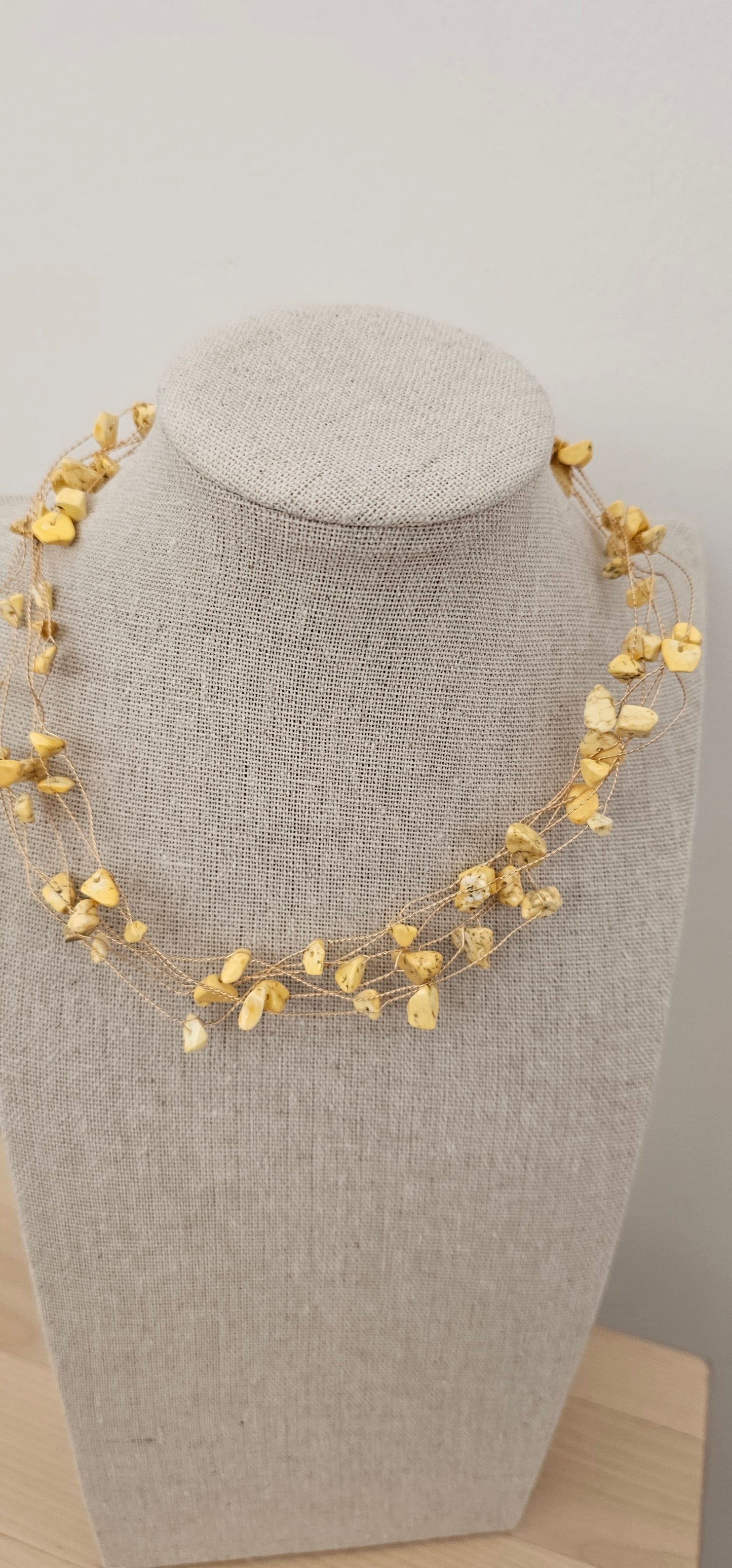 COLLAR PIEDRAS AMARILLO