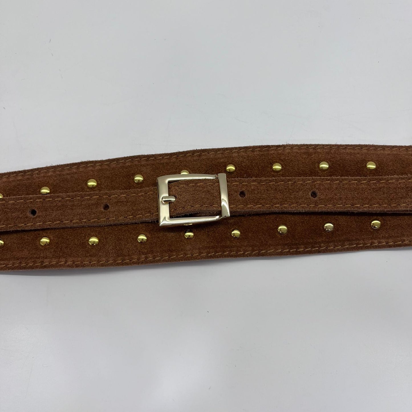 CINTURÓN PIEL TACHAS