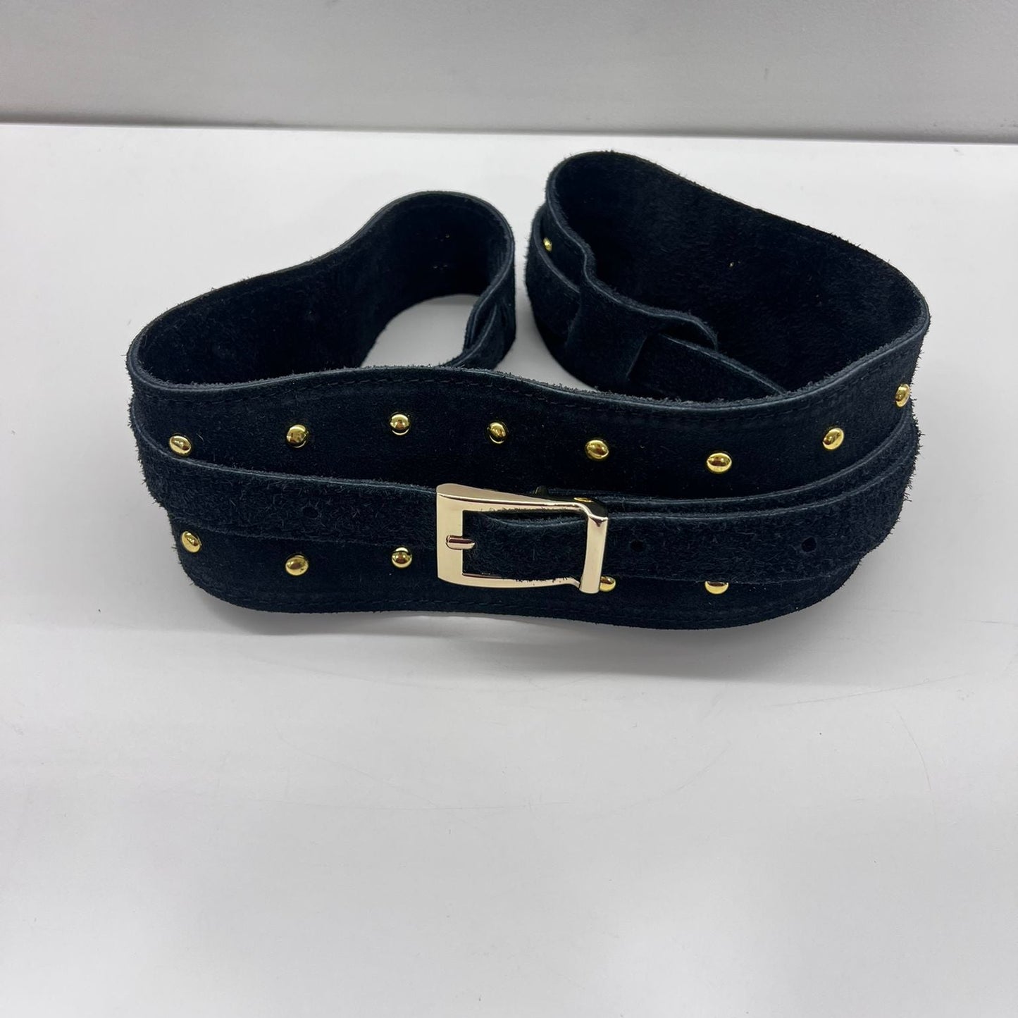 CINTURÓN PIEL TACHAS