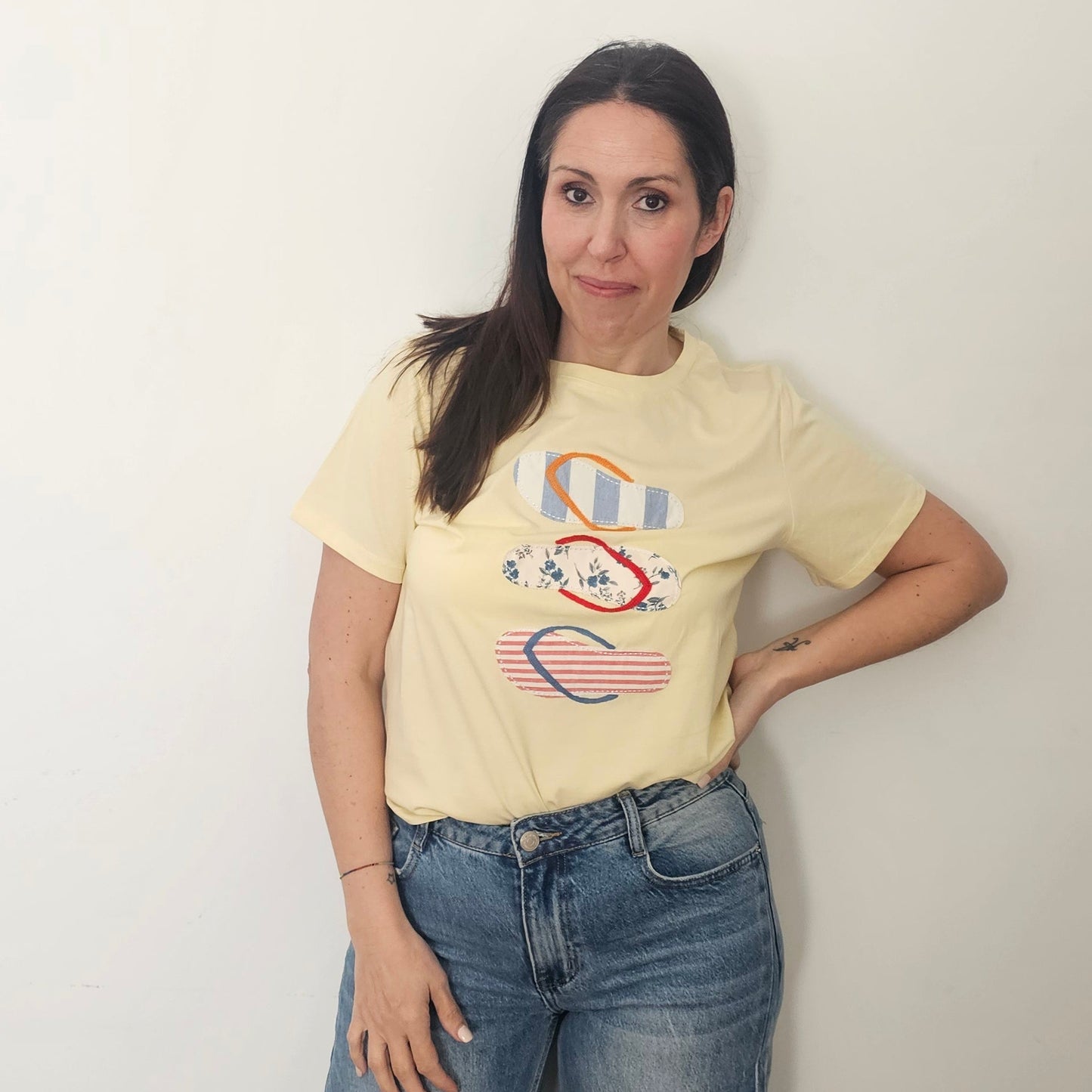 CAMISETA CHANCLAS ANARILLAS