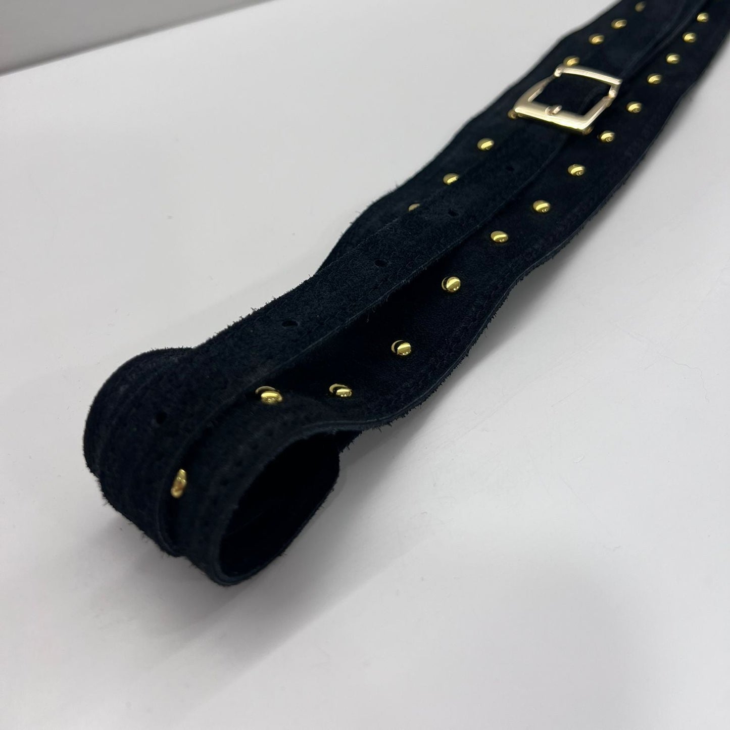 CINTURÓN PIEL TACHAS